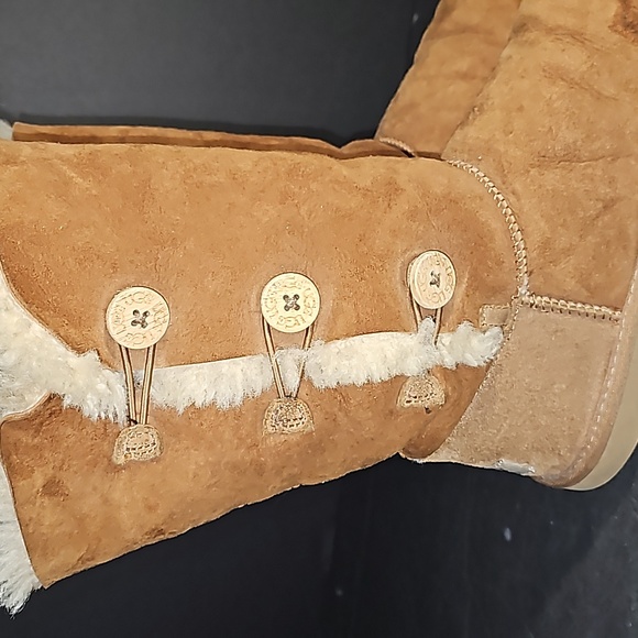 UGG Bailey Button Triplet II Boot in Chestnut Suede S/N 1962 Size 5 F100111 - Picture 3 of 14